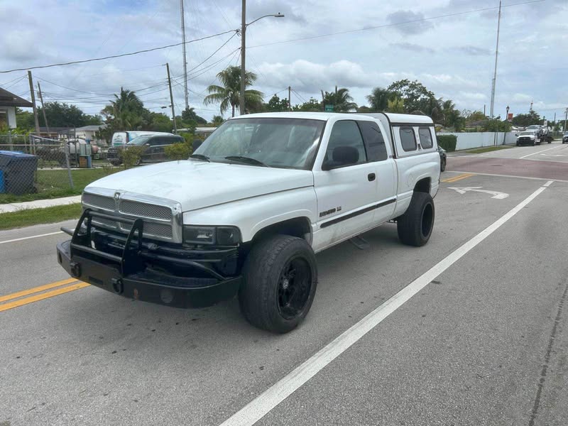 2001 Dodge Ram 1500 -  Very clean lifted 4x4 5.9L 360