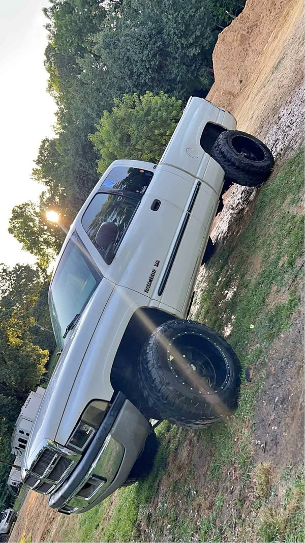 2000 Dodge Ram 1500 Club Cab - Short Bed