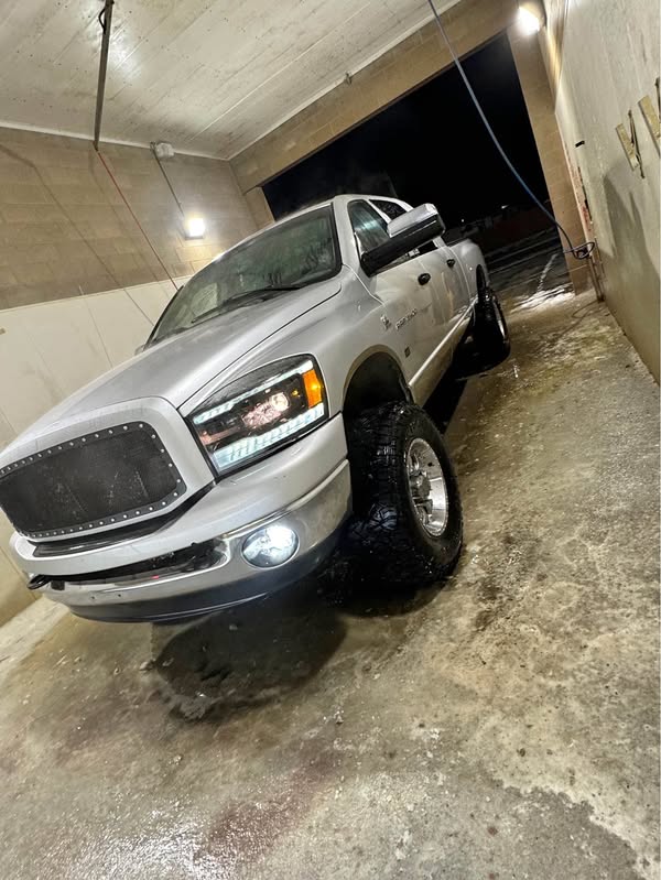 2006 Dodge Ram 2500 Mega Cab - SLT Pickup 4D 6 1\/3 ft