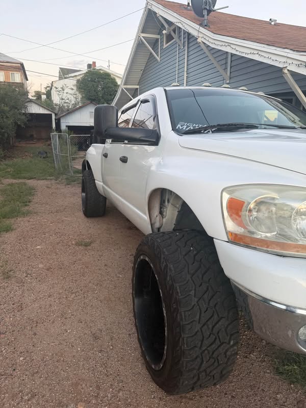 2006 Dodge Ram 2500 Mega Cab - SLT Pickup 4D 6 1\/4 ft