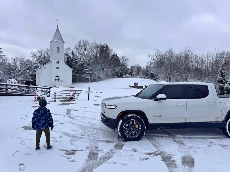 2022 Rivian R1T - Adventure Pickup 4D 4 1\/2 ft