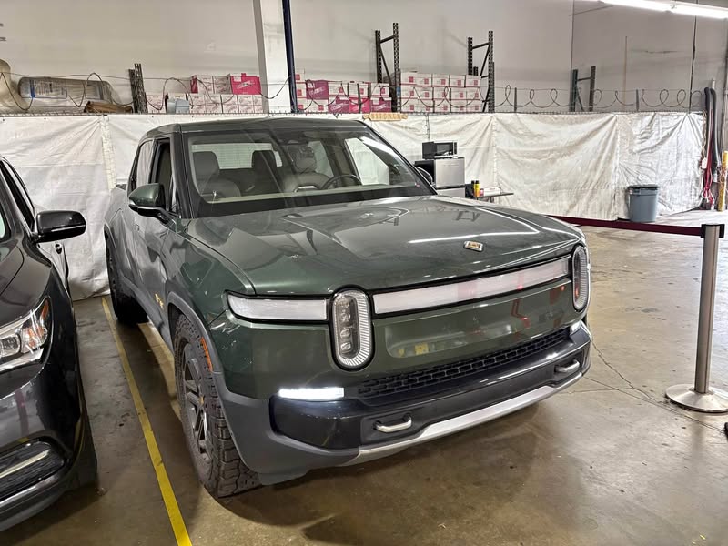 2023 Rivian R1T Adventure Pickup 4D 4 1\/2 ft