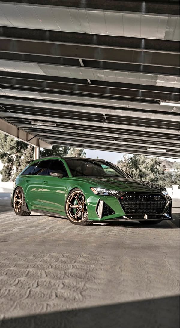 2025 Audi RS6 - Avant peformance Wagon 4D