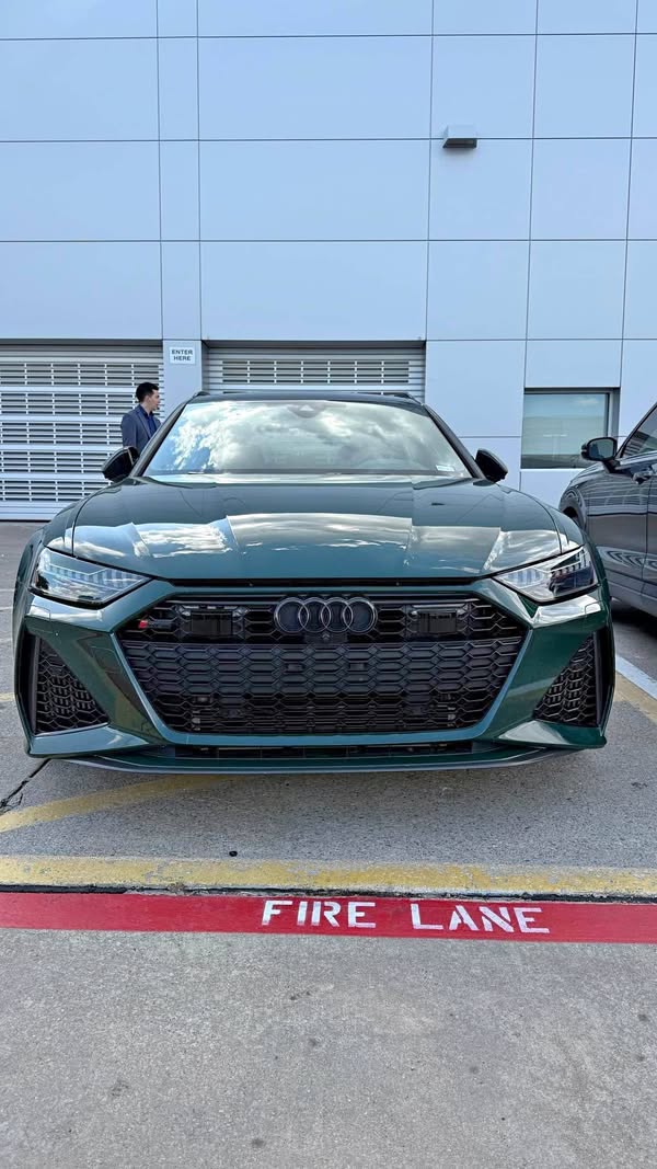 2025 Audi RS6 - Avant peformance Wagon 4D