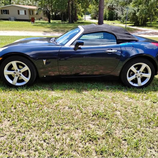 2006 Pontiac Solstice - Convertible 2D
