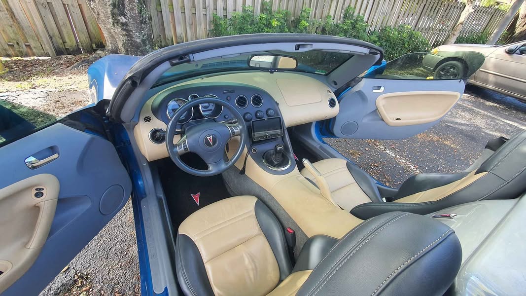 2006 Pontiac Solstice - Convertible 2D