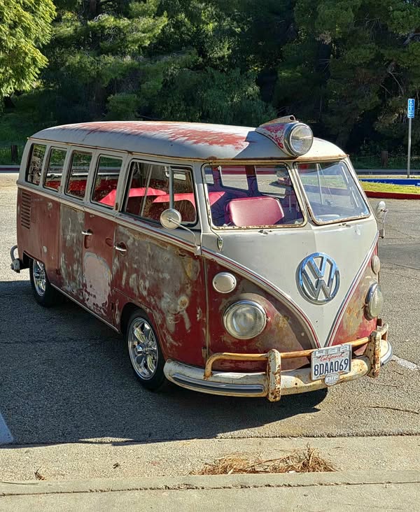 1967 Volkswagen Bus - Deluxe