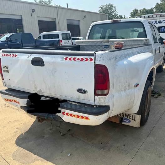 2003 Ford F350 Super Duty Crew Cab - Lariat Pickup 4D 8 ft