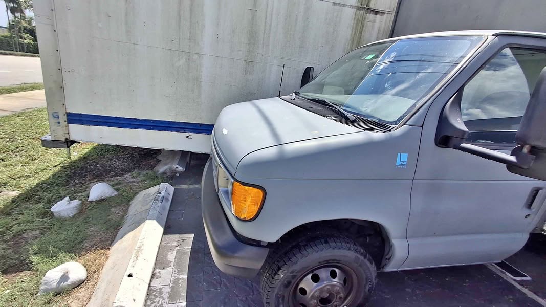 1999 Ford E350 Super Duty Cargo