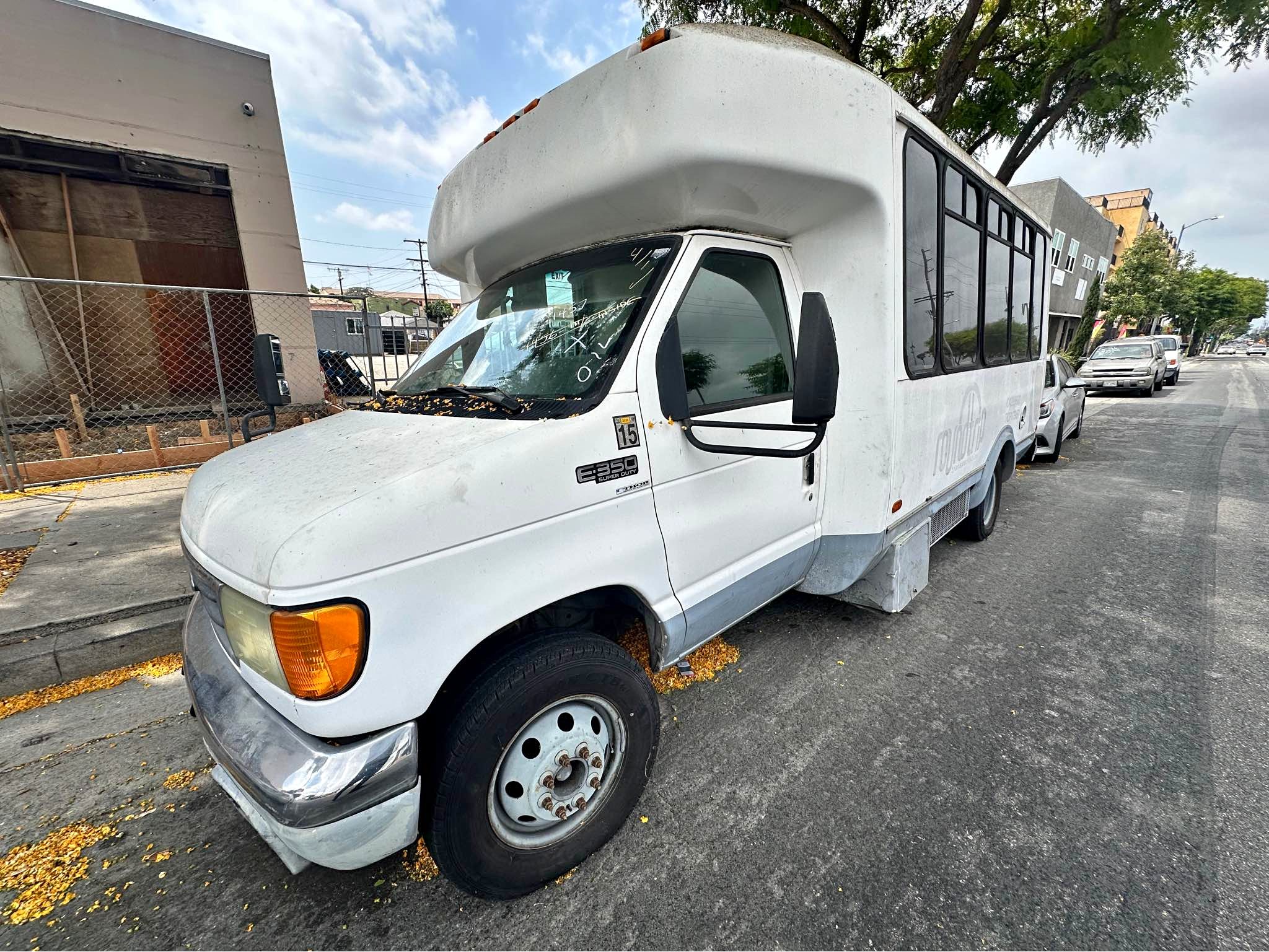 2004 Ford E350 Super Duty Passenger - XLT Extended Van 3D