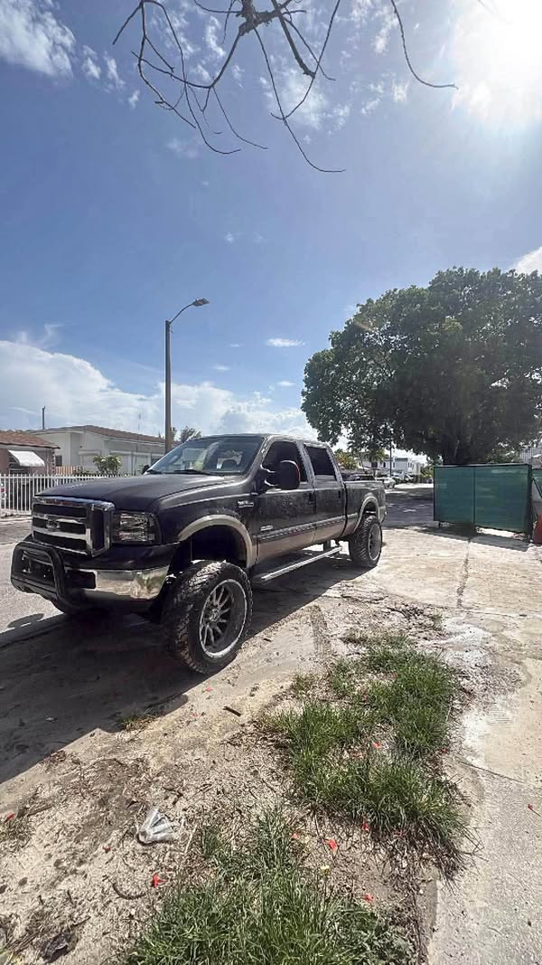 2005 Ford F250 Super Duty Crew Cab - Lariat Pickup 4D 6 3\/4 ft