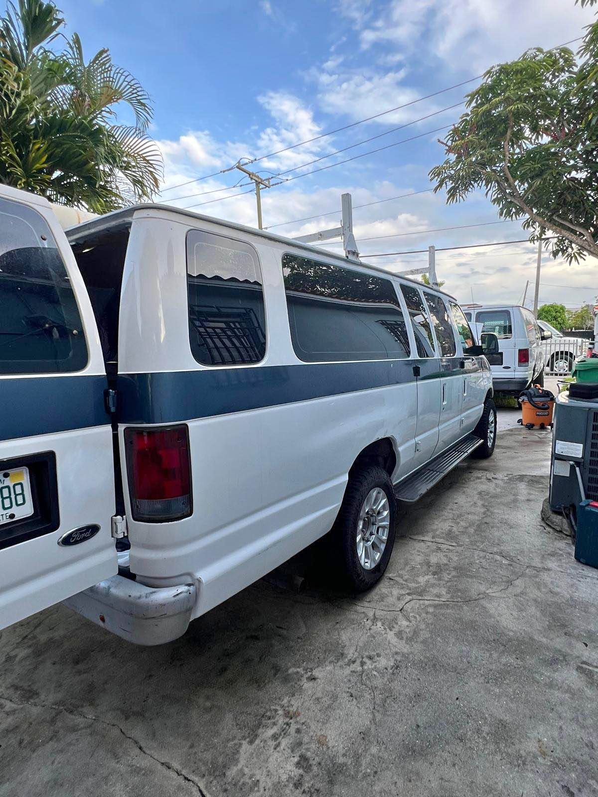 2006 Ford F350 Super Duty Crew Cab - Lariat Pickup 4D 8 ft