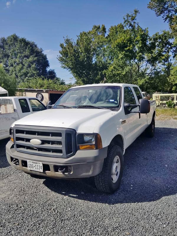 2007 Ford F250 Super Duty Crew Cab - XLT Pickup 4D 8 ft
