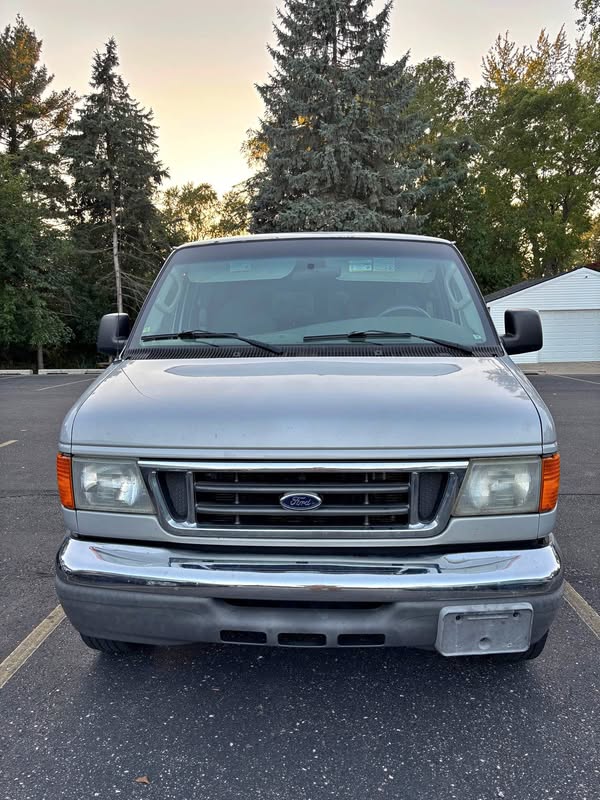 2007 Ford E350 Super Duty Passenger - XL Van 3D