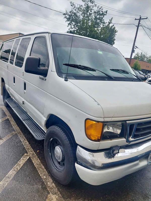 2005 Ford E350 Super Duty Passenger - XLT Van 3D