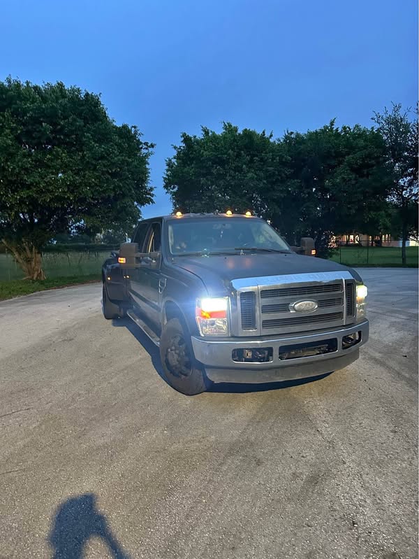 2006 Ford F350 Super Duty Crew Cab - Lariat Pickup 4D 8 ft