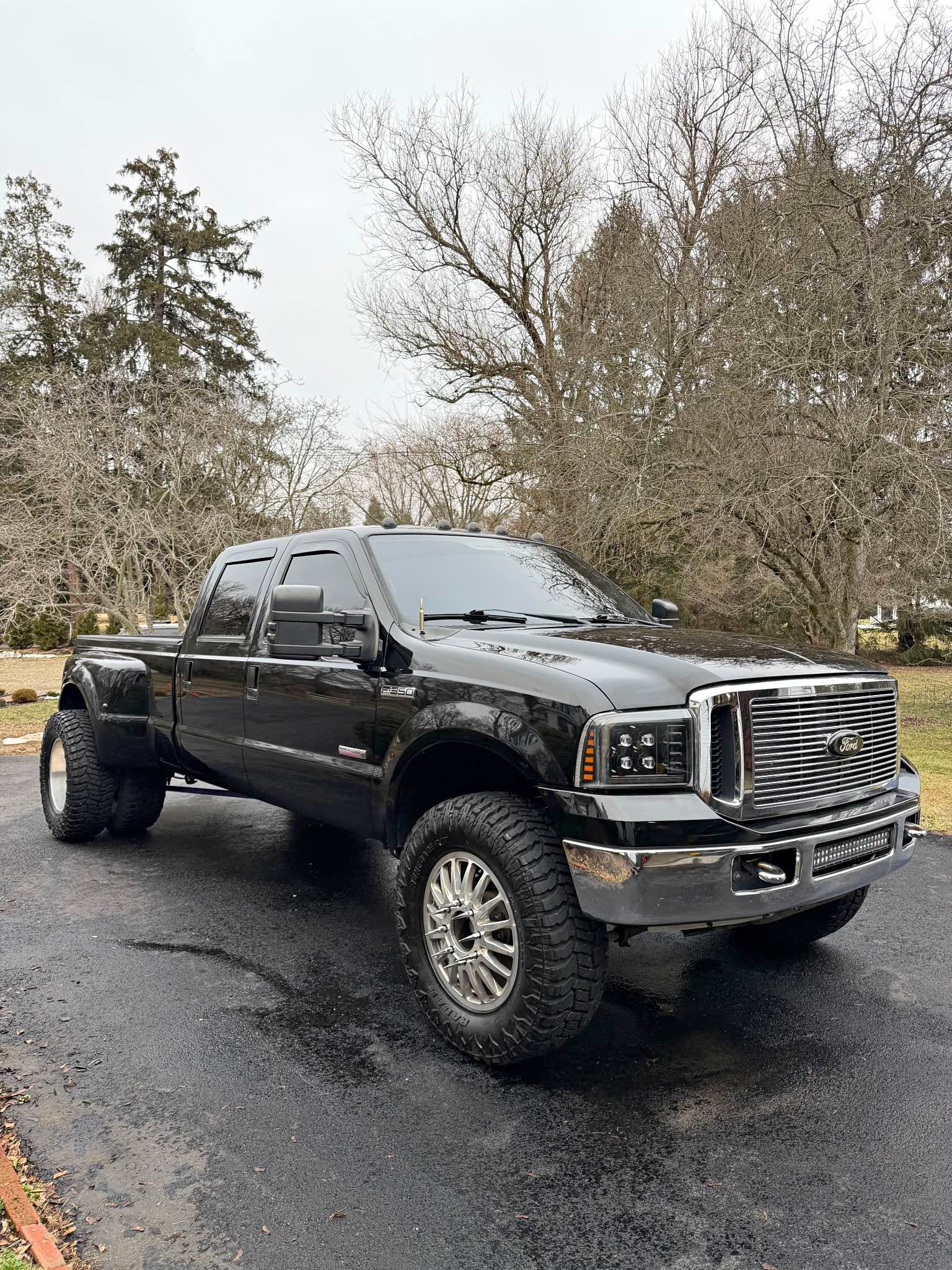 2006 Ford F350 Super Duty Crew Cab - Lariat Pickup 4D 8 ft
