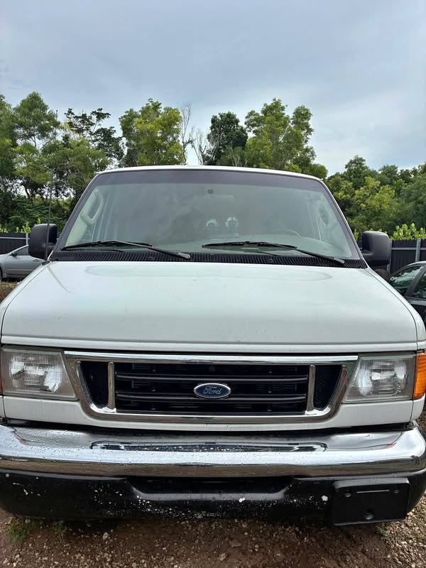 2003 Ford E350 Super Duty Passenger - XL Extended Van 3D