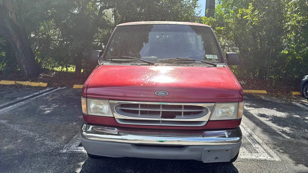1999 Ford E350 Super Duty Passenger - XL Van 3D