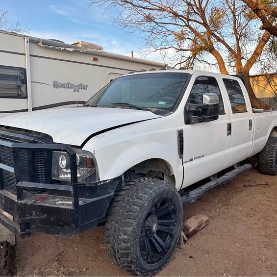 2006 Ford F350 Super Duty Crew Cab - XLT Pickup 4D 8 ft