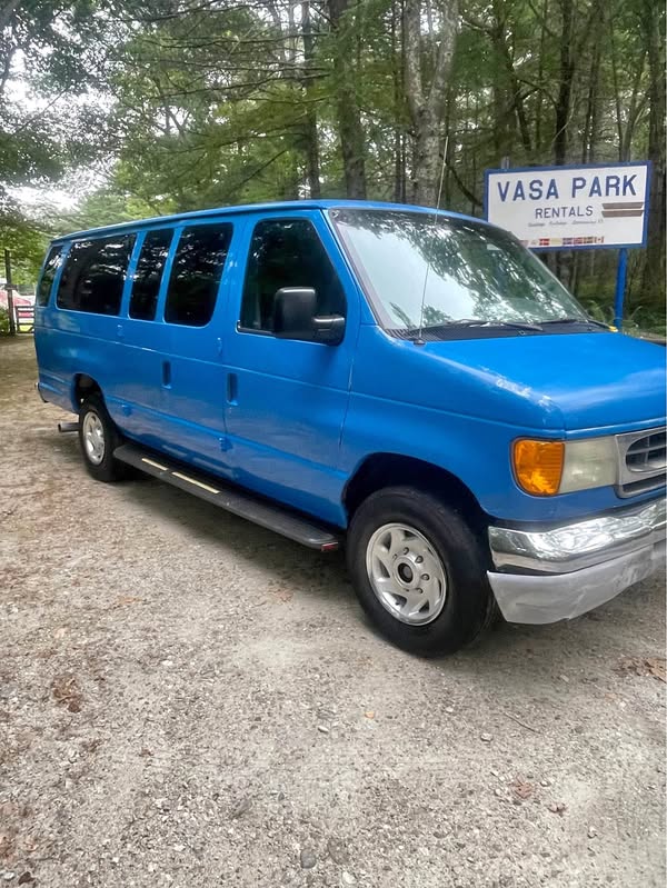 2004 Ford E350 Super Duty Passenger - XLT Extended Wagon 3D