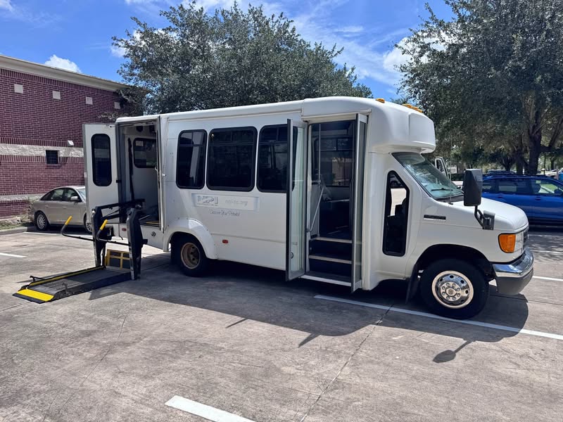 2007 Ford E350 Super Duty Cutaway - Cutaway Van 2D