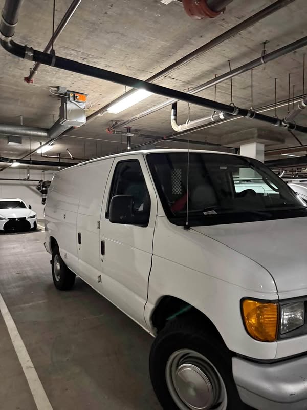2005 Ford E350 Super Duty Cutaway - Cutaway Van 2D