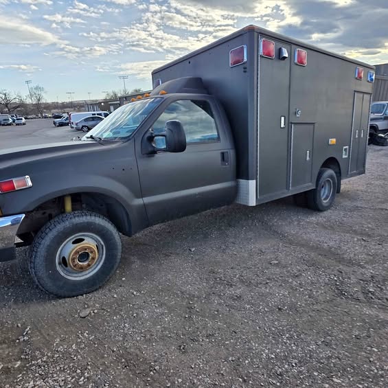 1999 Ford F350 Super Duty Regular Cab & Chassis - Albulance