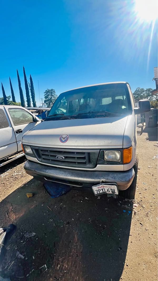 2004 Ford E350 Super Duty Passenger - XL Extended Van 3D