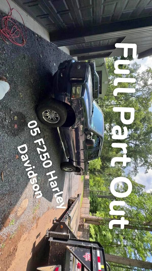 2005 Ford F250 Super Duty Crew Cab - Harley-Davidson Pickup 4D 6 3\/4 ft