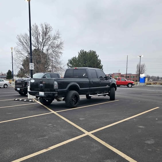 2005 Ford F350 Super Duty Crew Cab - Platinum Pickup 4D 8 ft