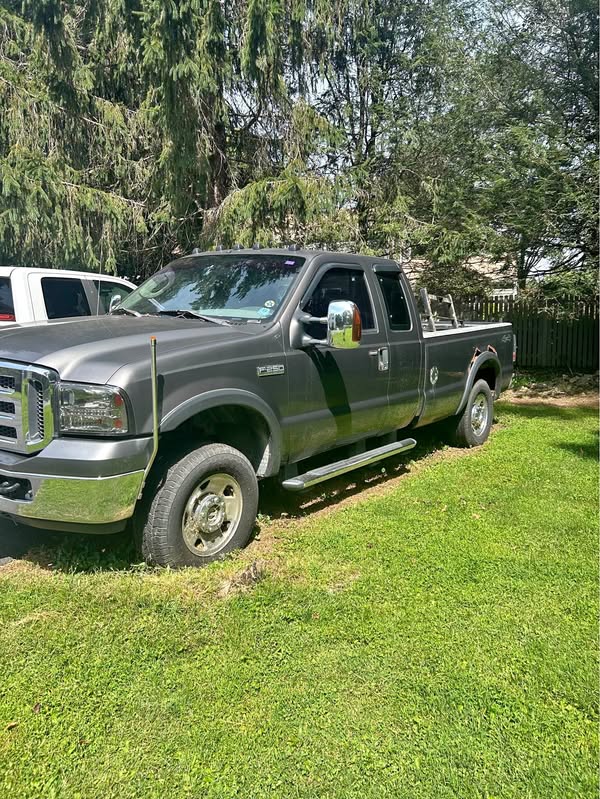 2005 Ford F250 Super Duty Crew Cab - XLT Pickup 4D 8 ft