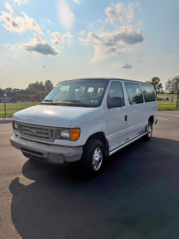 2007 Ford E350 Super Duty Passenger - XLT Van 3D