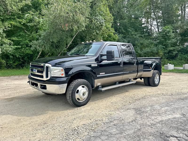 2005 Ford F350 Super Duty Crew Cab Lariat Pickup 4D 8 ft