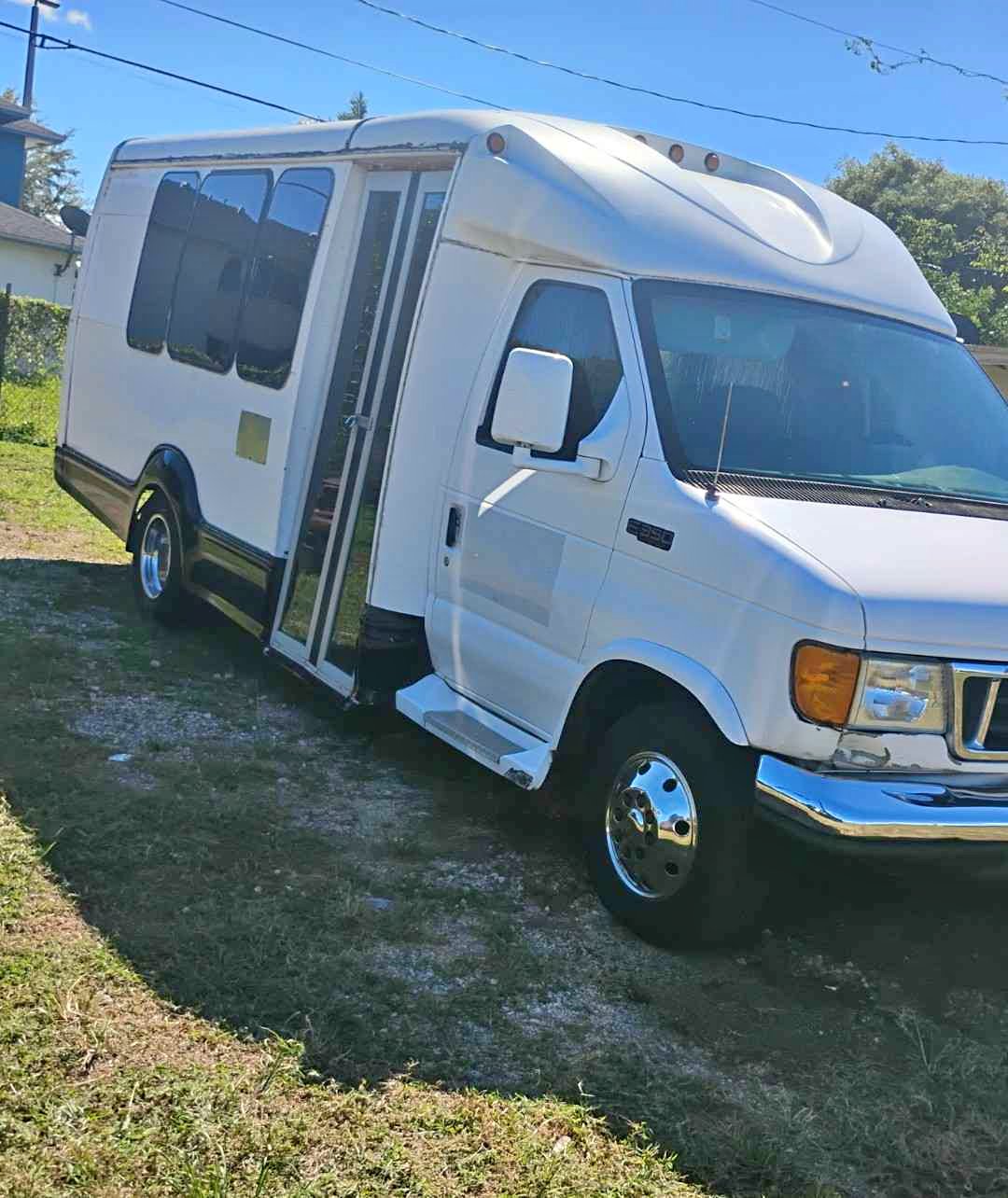 2004 Ford E350 Super Duty Passenger - XL Van 3D