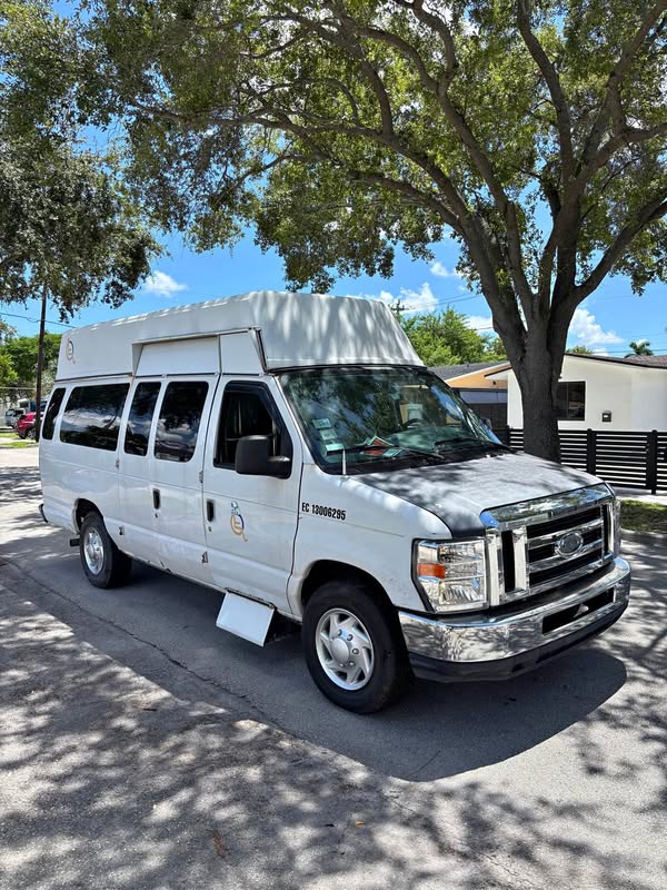 2006 Ford E350 Super Duty Passenger - XLT Extended Wagon 3D
