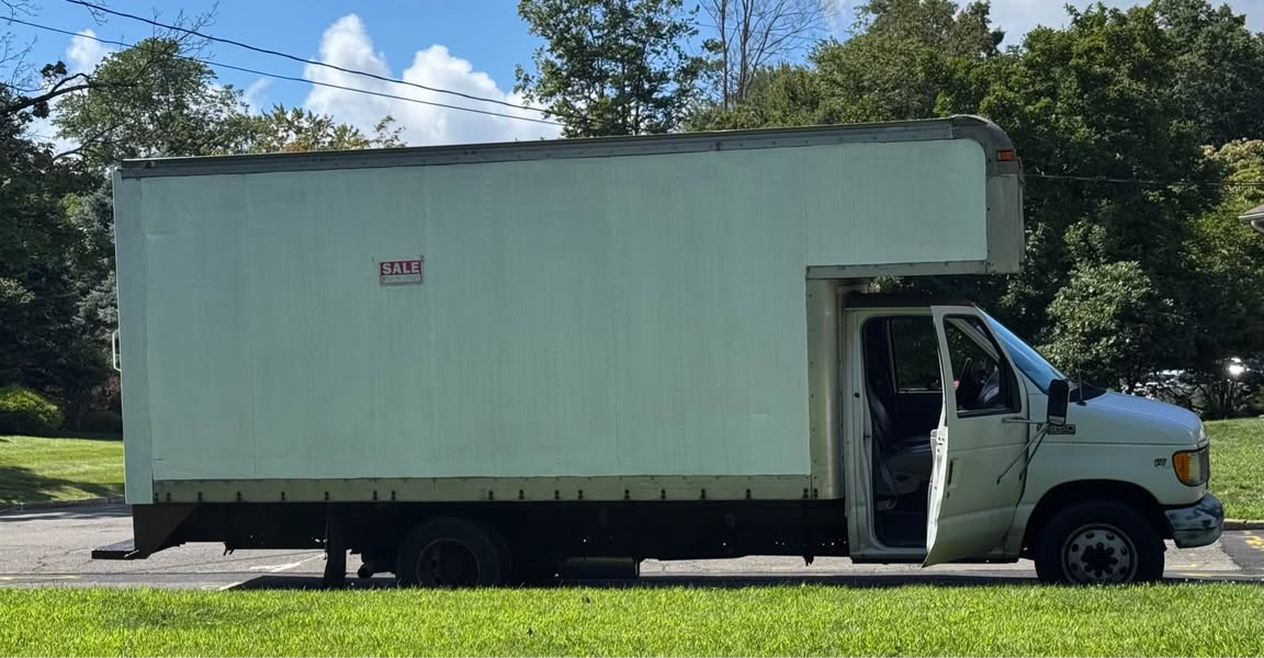 2001 Ford E350 Super Duty Cutaway - Box Truck