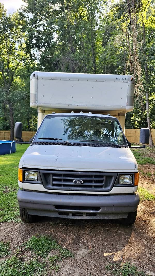 2006 Ford E450 Super Duty Cutaway - Cutaway Van 2D
