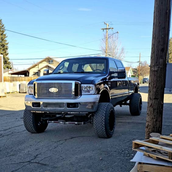 2003 Ford F250 Super Duty Crew Cab - Lariat Pickup 4D 8 ft