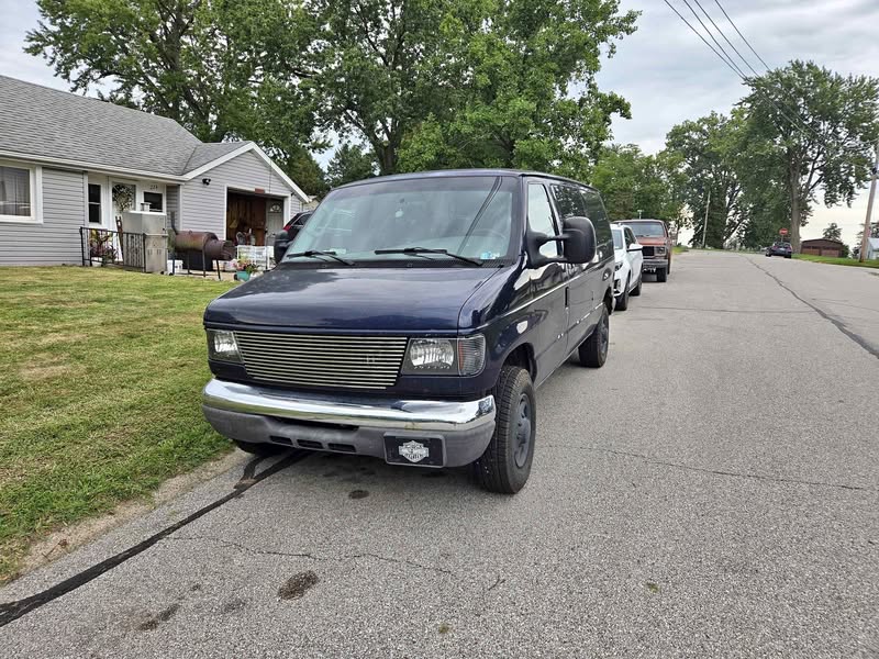 2006 Ford E350 Super Duty Passenger - XLT Van 3D