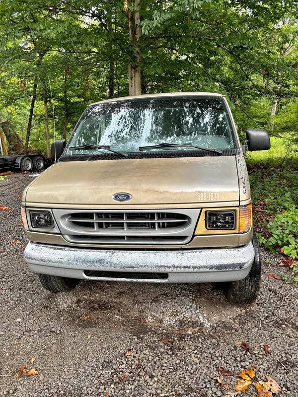 1999 Ford E350 Super Duty Passenger - XL Van 3D