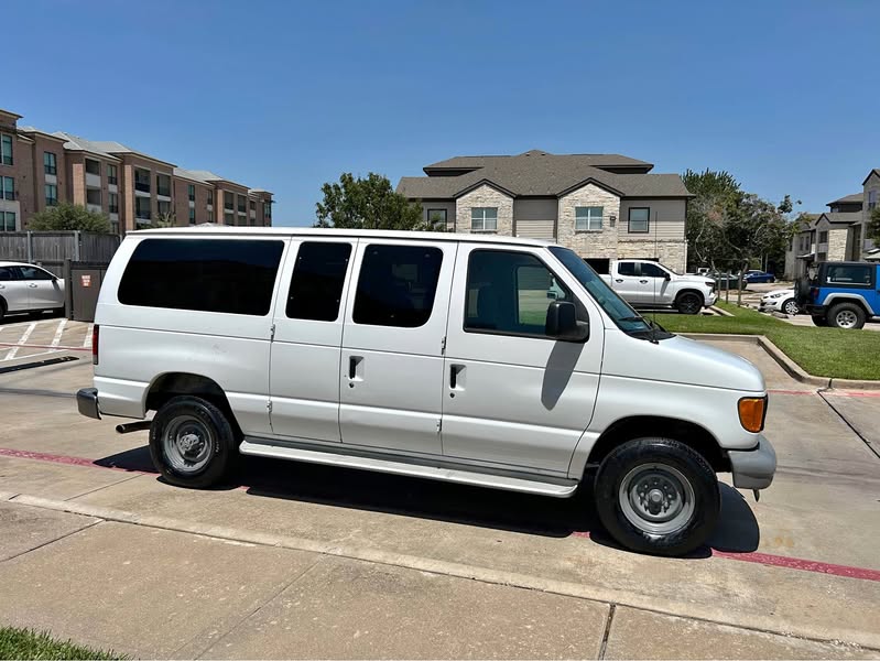 2007 Ford E350 Super Duty Passenger - XL Van 3D