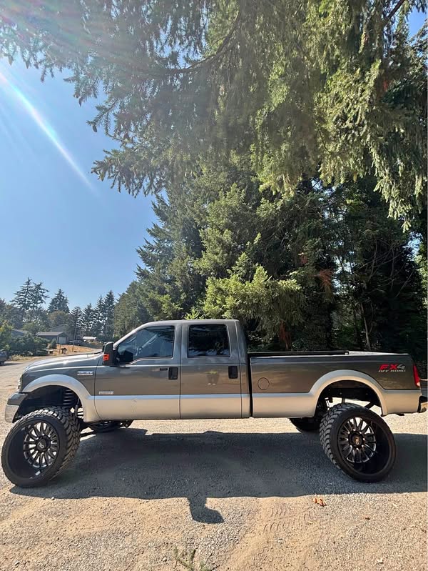 2005 Ford F350 Super Duty Crew Cab - Lariat Pickup 4D 8 ft