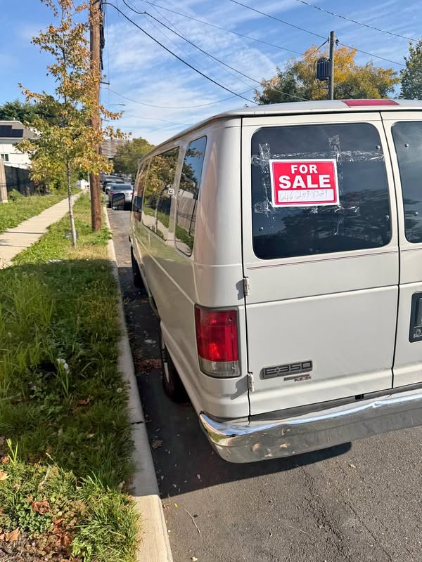 2006 Ford E350 Super Duty Passenger