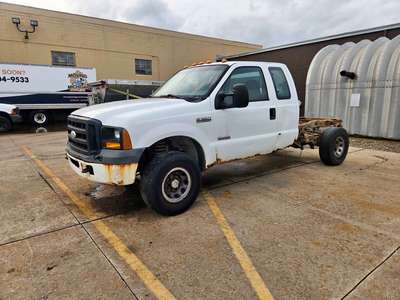 2006 Ford F350 Super Duty Crew Cab - XL Pickup 4D 8 ft
