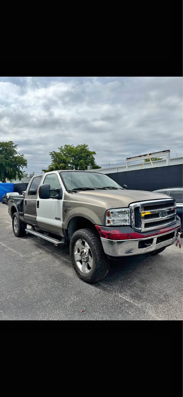 2005 Ford F250 Super Duty Crew Cab - Lariat Pickup 4D 6 3\/4 ft