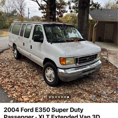 2004 Ford E350 Super Duty Passenger - XLT Extended Van 3D