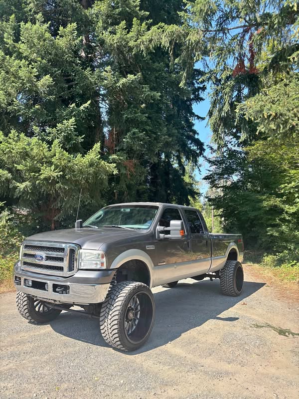 2005 Ford F350 Super Duty Crew Cab - Lariat Pickup 4D 8 ft
