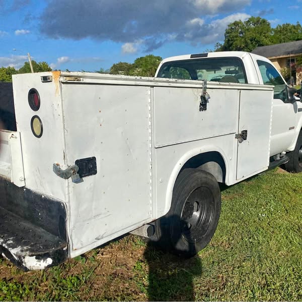2004 Ford E450 Super Duty Cutaway
