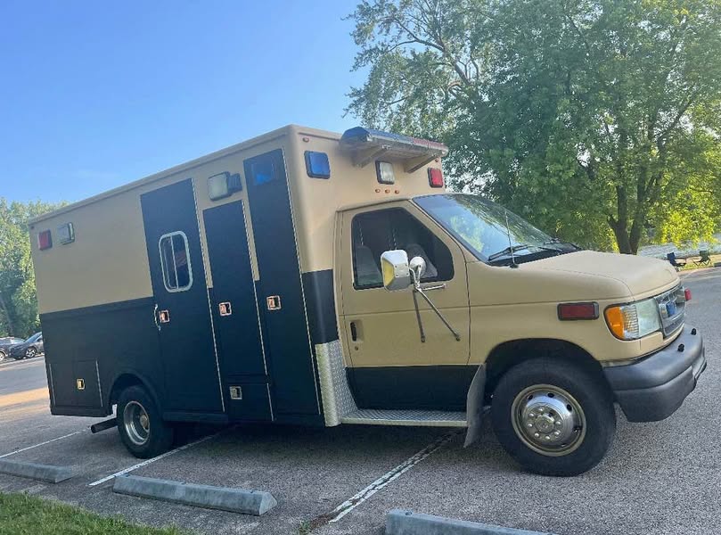 2002 Ford E450 Super Duty Cutaway - Cutaway Van 2D